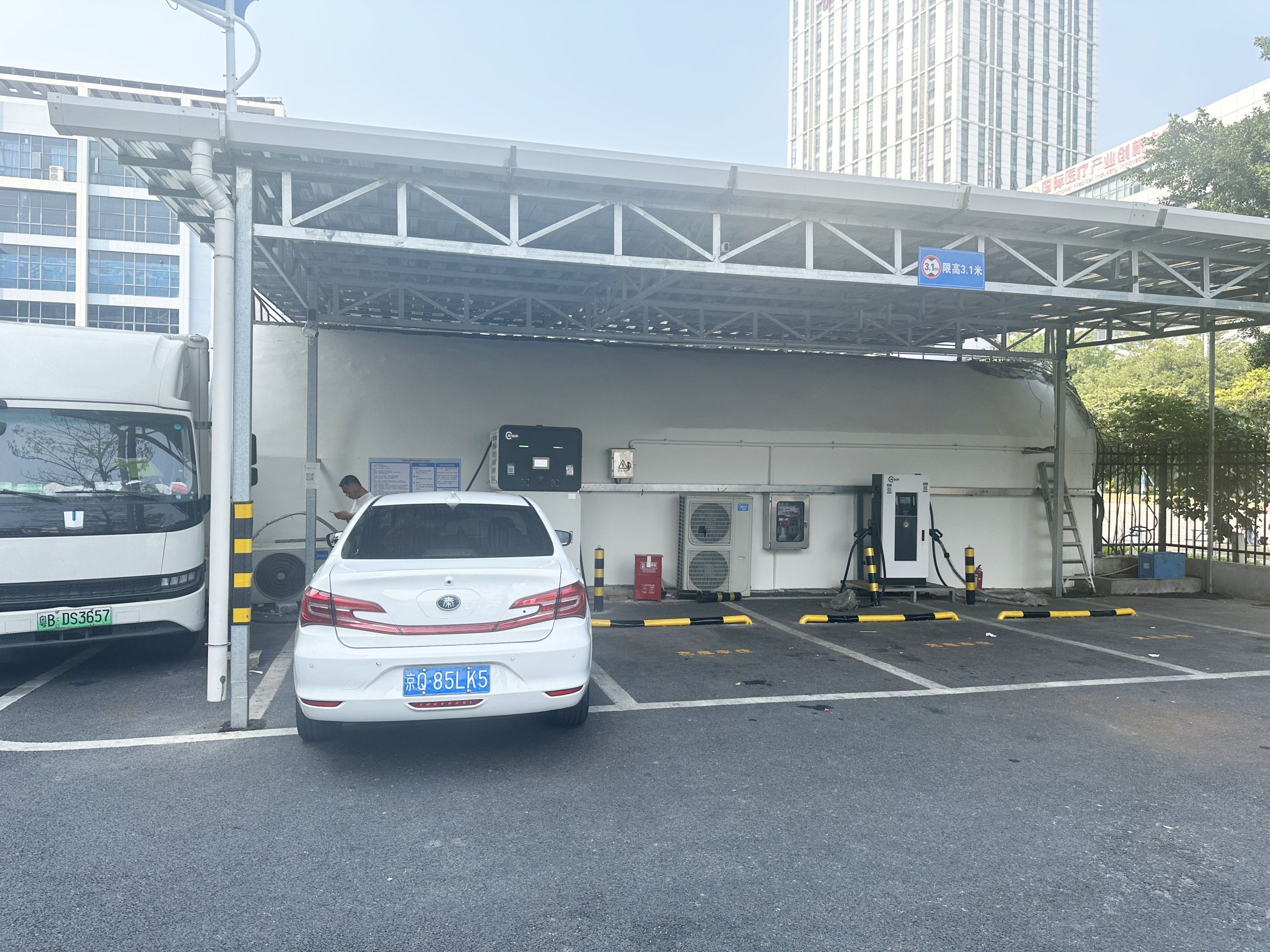 Highway Rescue BC6060 Vertical Off-Grid 60kwh Capacity 60Kw Power Dual Guns Mobile EV Charger - Image 5